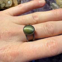 Load image into Gallery viewer, Green Cat&#39;s Eye Double Band Ring - Size 10.5